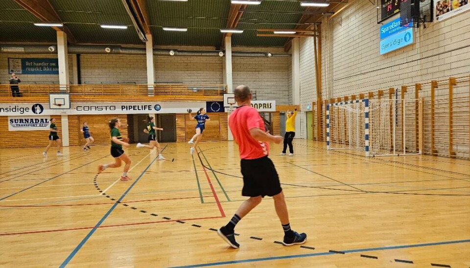 Håndballspillere og en dommer.