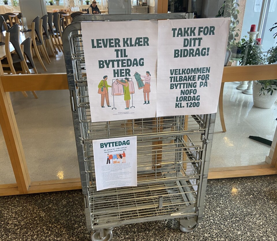 Her leverte mange klær. Traller med plakater på.