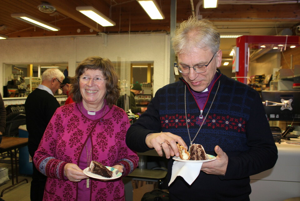 To biskoper spiser kake og bakels.