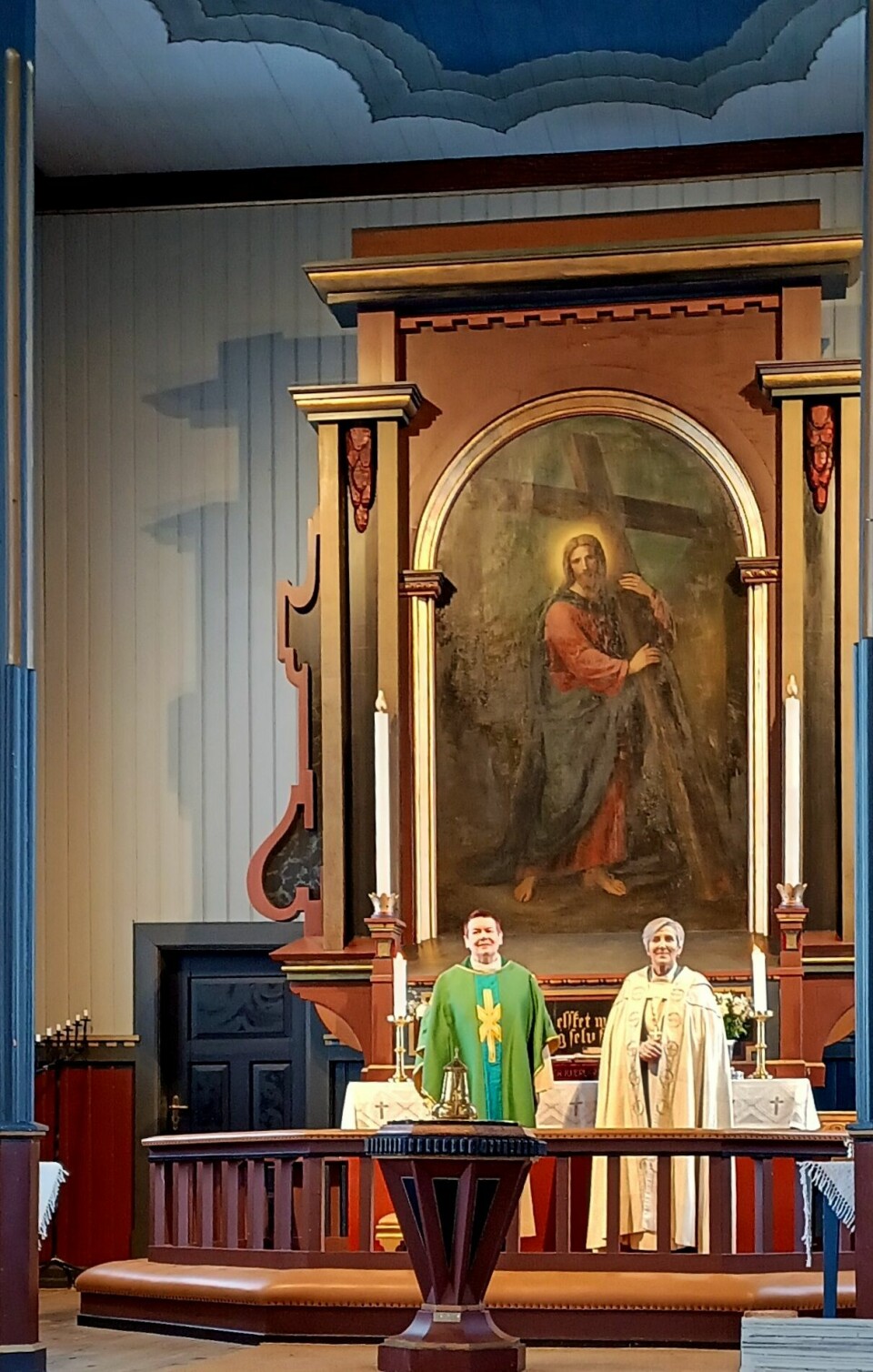 Sokneprest og biskop framfor alteret