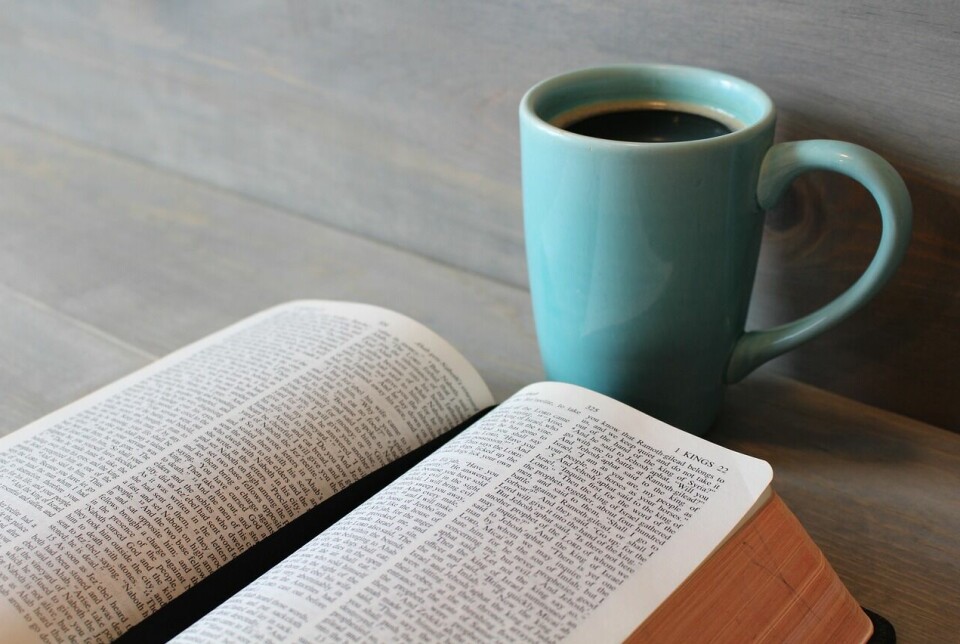 Bibelen og en kaffekopp