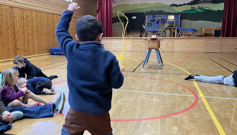 gutt kaster lasso på bukk i gymsal