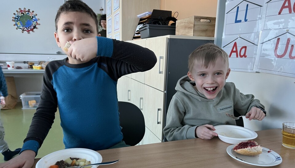 Barn spiser på skolen