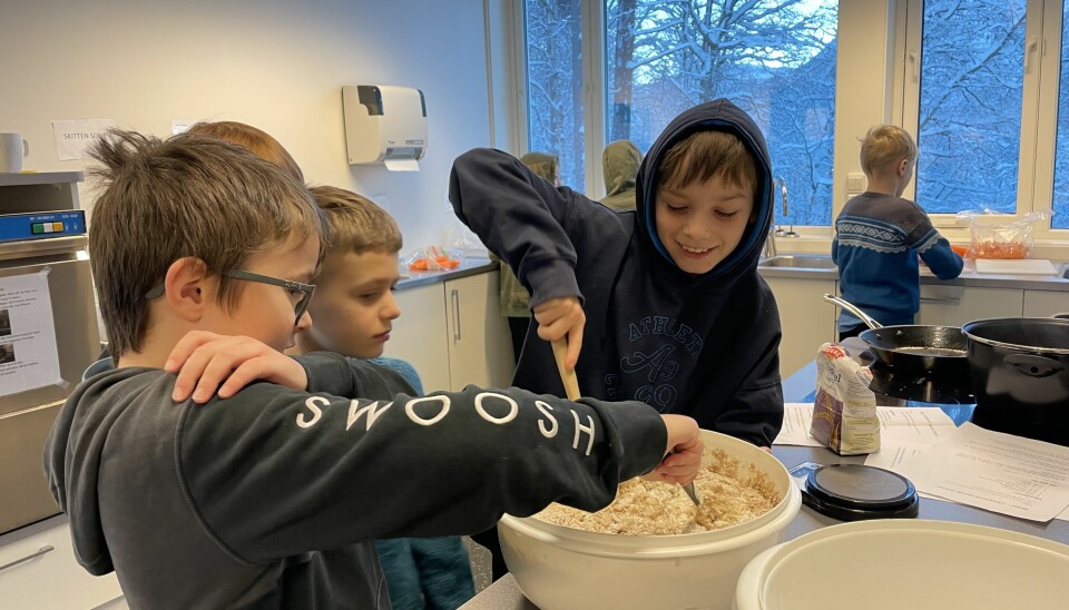 barn lager mat på skolekjøkken