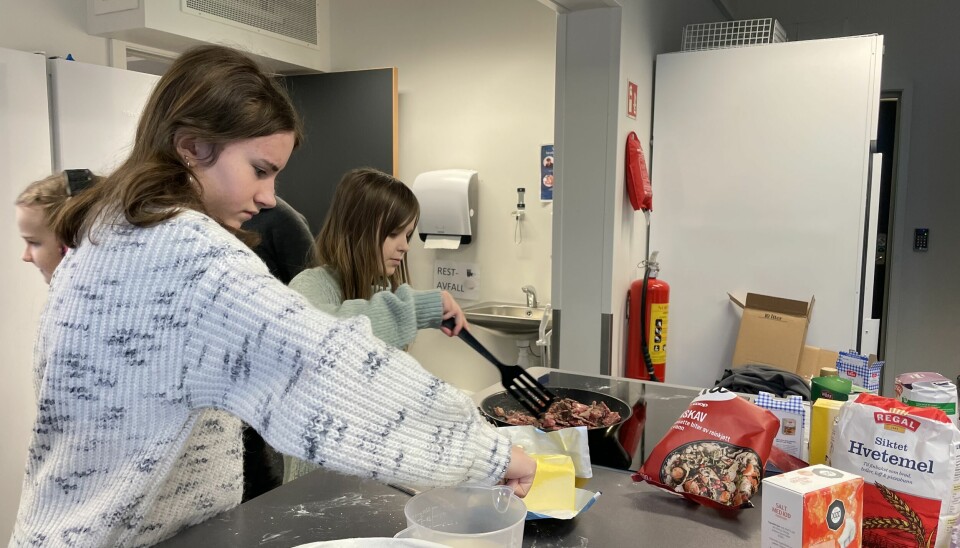 barn lager mat på skolekjøkken