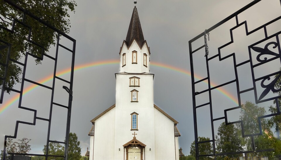 Rindal Kirke i regnbue