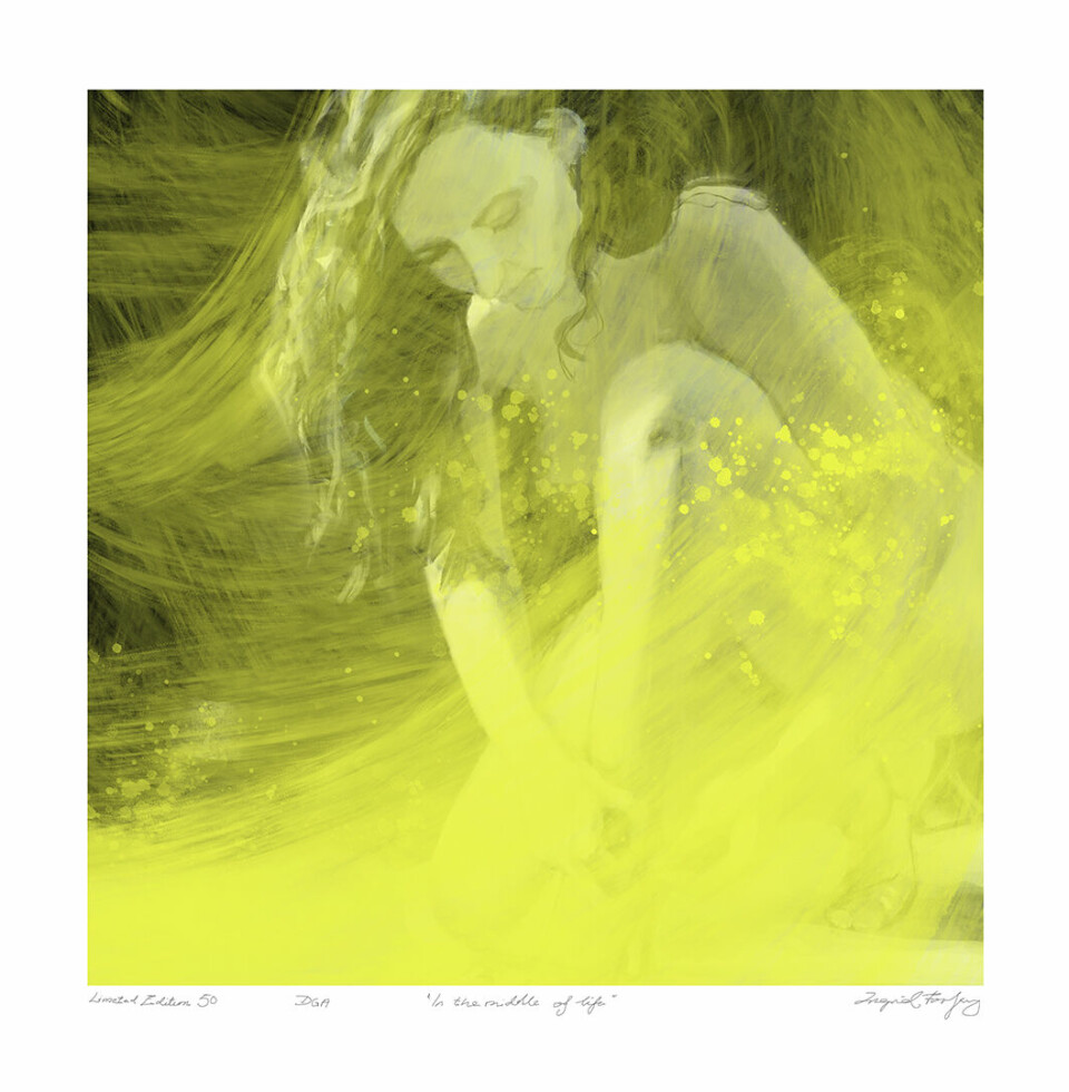Et bilde av en kvinne omgitt av gult lys.