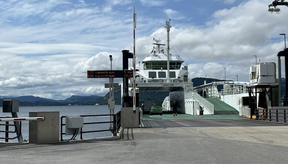 Fortsatt innstilte avganger på Halsa - Kanestraum Ei ferje som ligger ved kai.