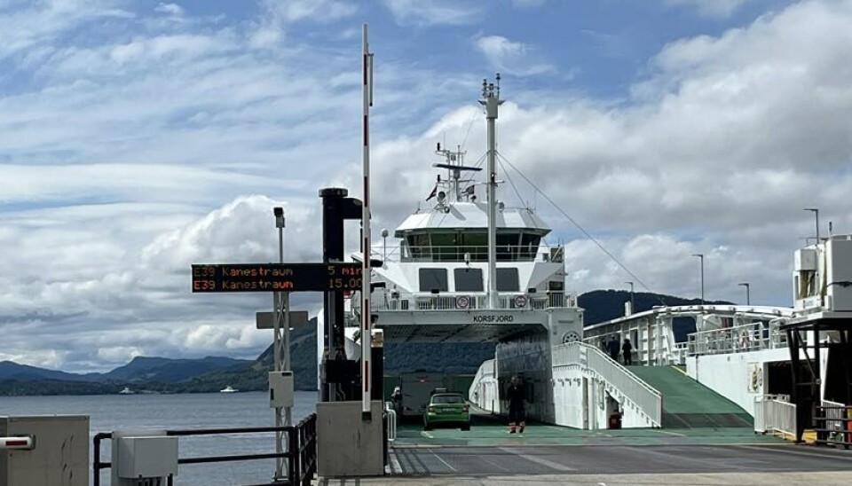 Fjord 1 innstiller to avganger på fergesambandet Halsa - Kanestraum lørdag kveld Ei ferje som ligger ved kai.