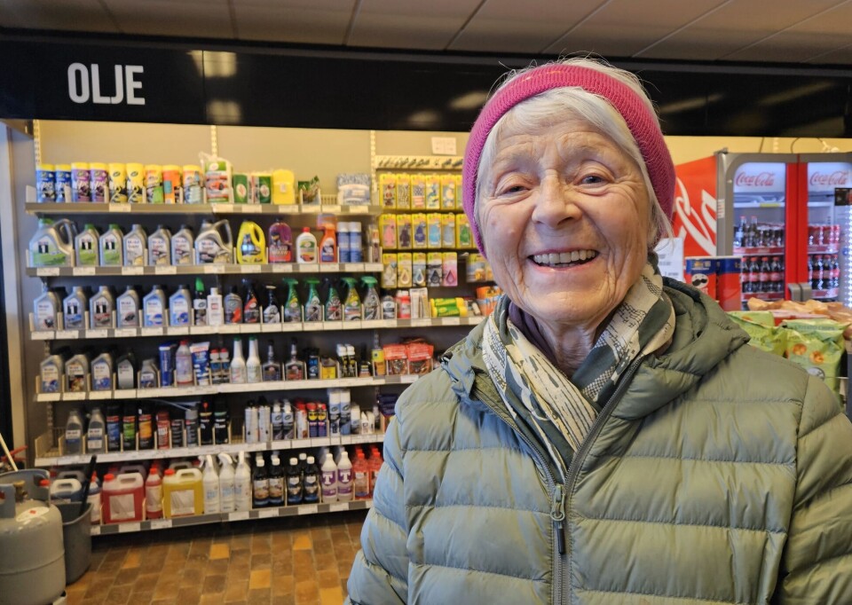 Kunde Eldrid Mahle roser Surnadal Servicesenter for servicen de yter. Smilende dame i kiosken