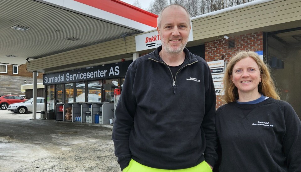 Geir og Kjersti Mogstad har eid Surnadal Servicesenter i åtte år. Mann og kone foran kiosken på en bensinstasjon.