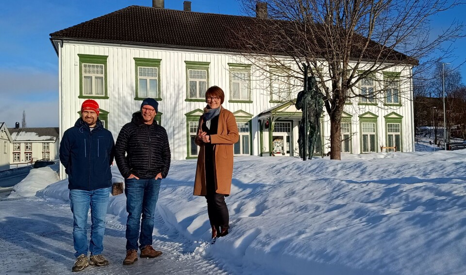 Økonomisjef Henning Andersen, kommunedirektør Mons Otnes, og ordfører Mildrid Kattem Aune er glade for å kunne presentere et godt regnskapsmessig resultat. Tre menn og en dame ute foran det gamle kommunehuset