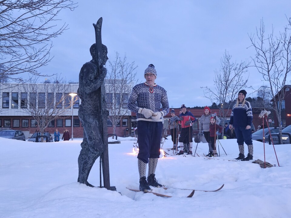 Arkivfoto fra den offisielle åpningen av siste års Treskifestival Mann i skiklær ved statue