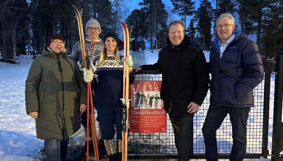 to damer og tre menn med treski utendørs