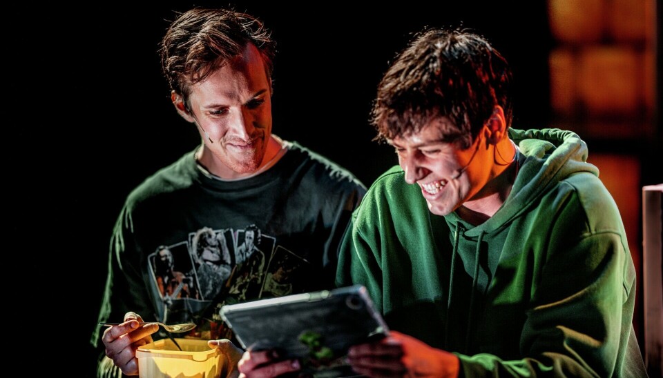 Minecraftmagi i Surnadal To gutter spiller på ipad på scene