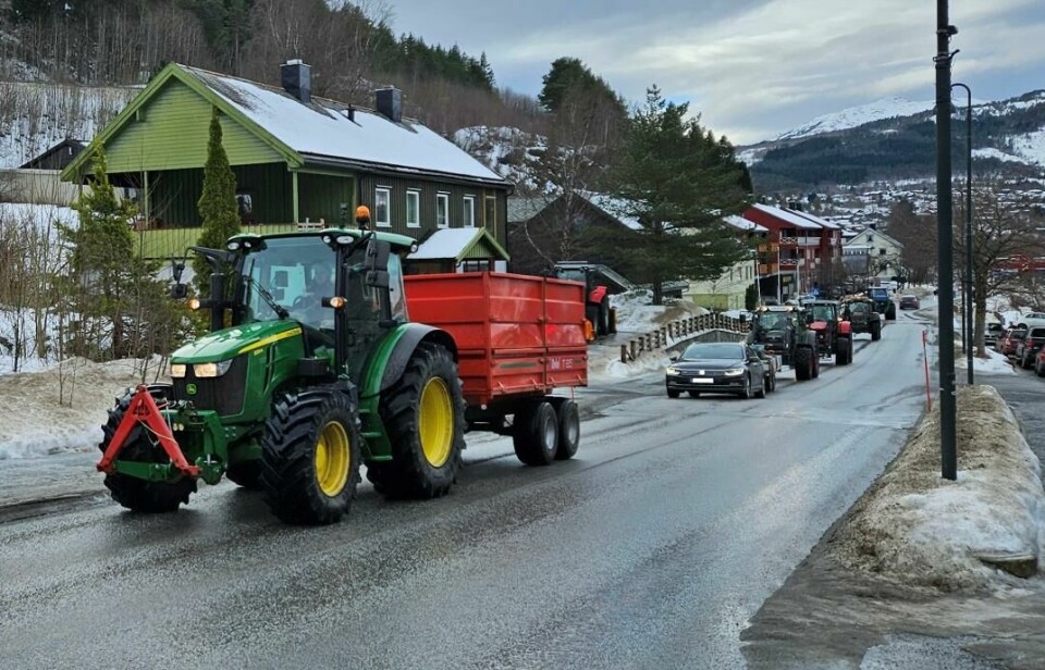 Traktorer og biler på en vei.