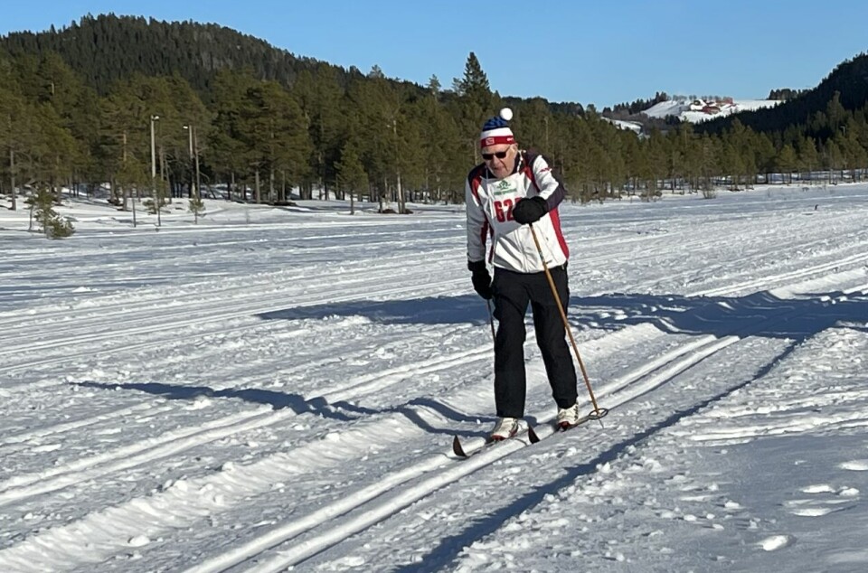 En skiløper på flat mark