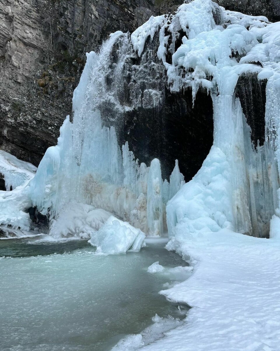 Iskunst i Nauståfossen #kårvatn En foss som har frosset til is