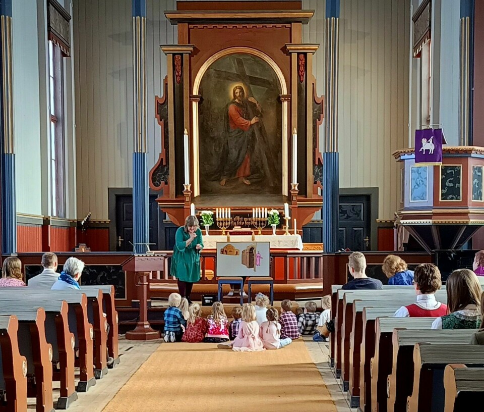 Elsa med barn framme i kordøra heldt preike og viste Jesus på flanellografen