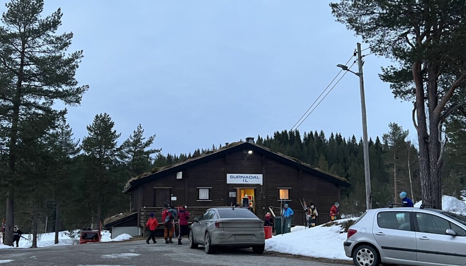 skistadion med folk utafor