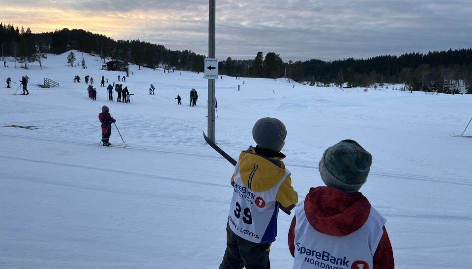 barn med startnummer på skistadion