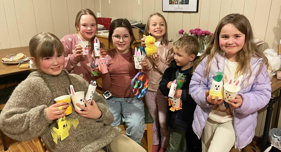Seks barn viser fram påskepynt som de har laget.