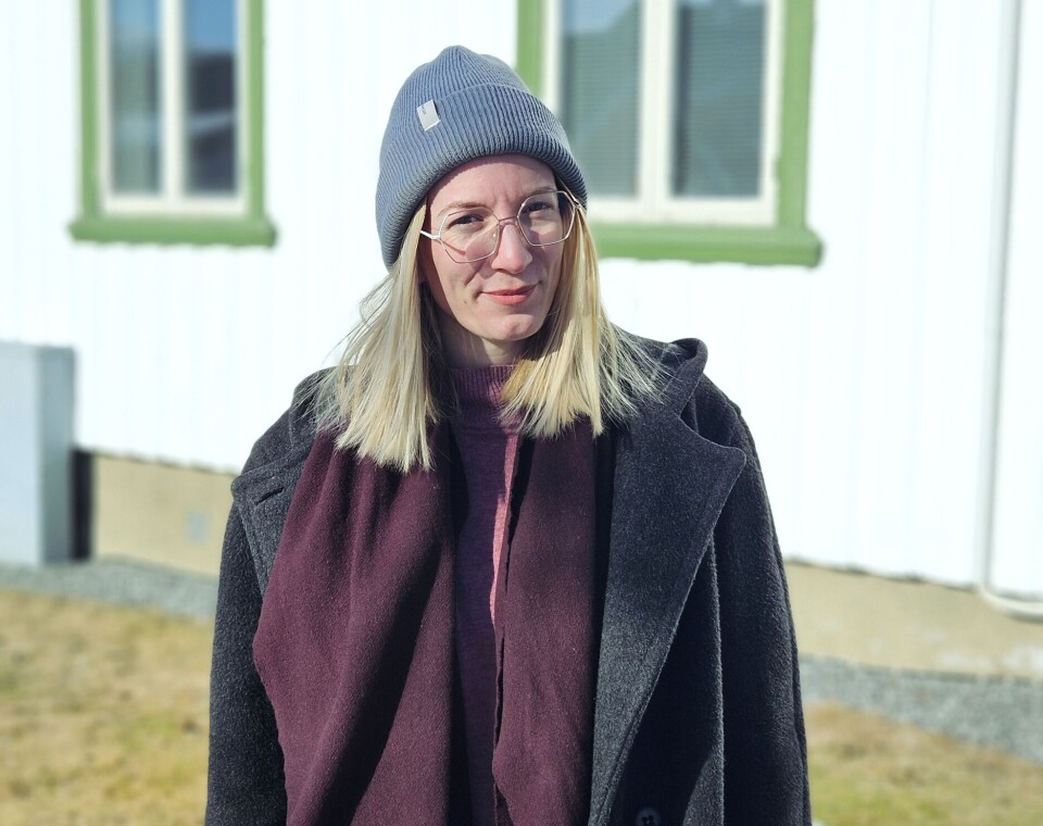 Sigrid Fivelstad Ei dame som står foran et hus.