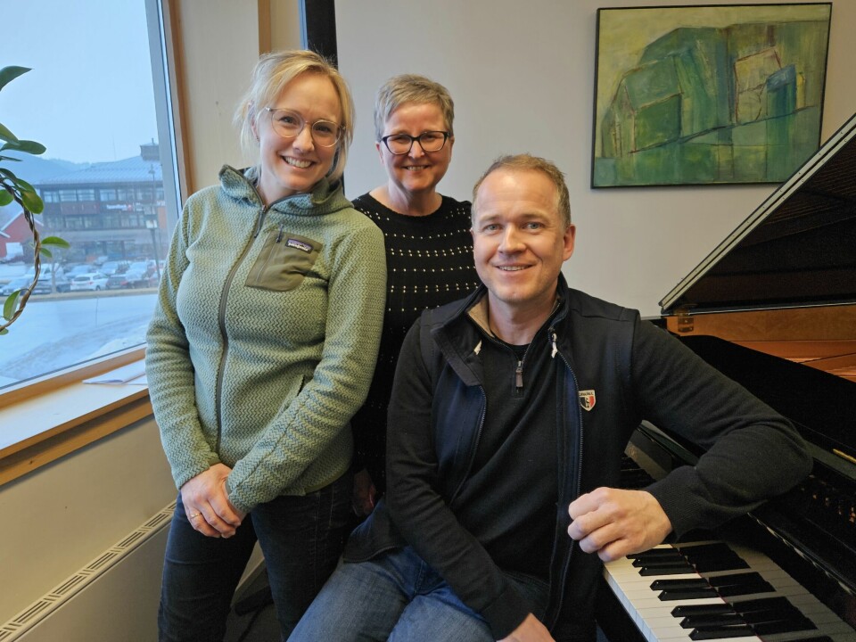 Tre mennesker ved et piano/flygel