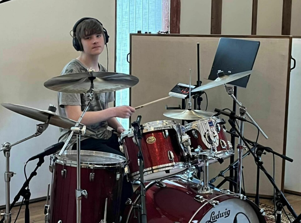 En gutt som spiller trommer.