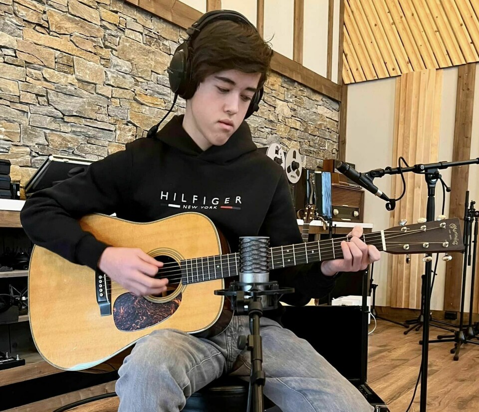 En gutt som spiller gitar