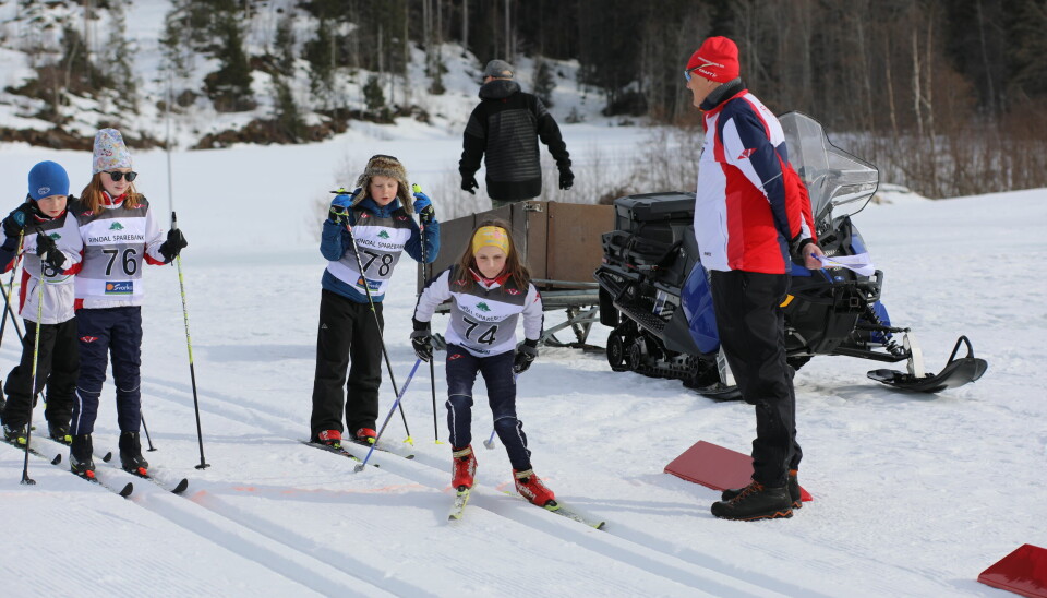 Jenter skøyter ut fra start men 3 skiløpere venter på sin tur til å starte.