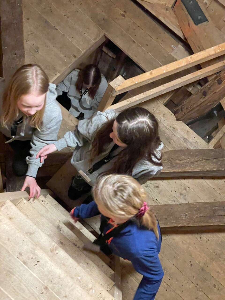 Barn leker i trappene i kirka