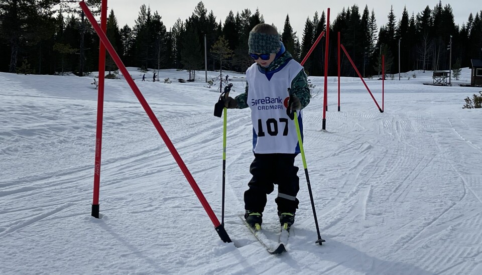 et barn går forbi slalomporter