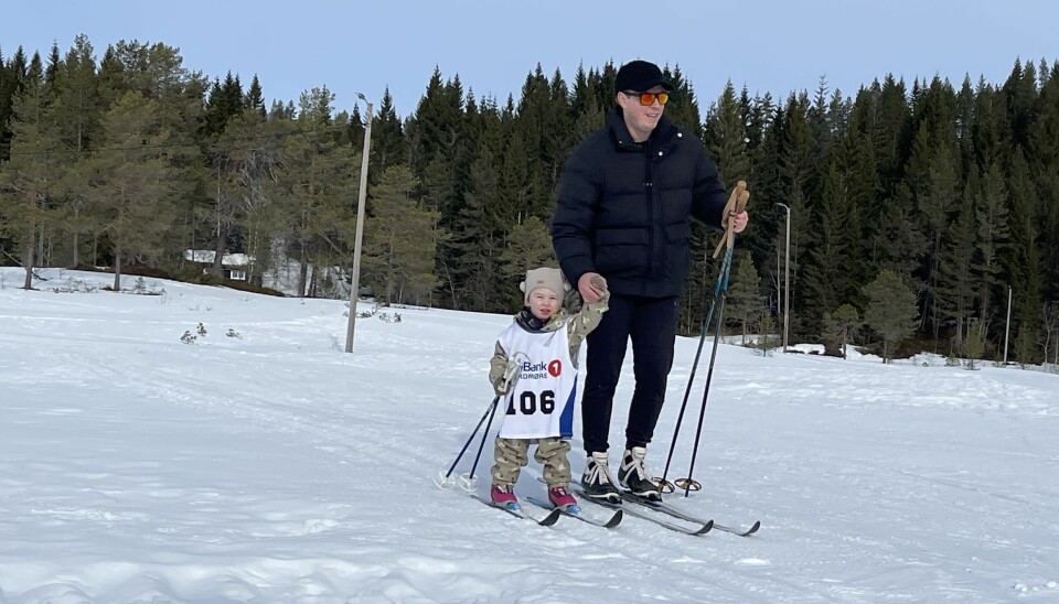 en liten gutt sammen med far sin på ski