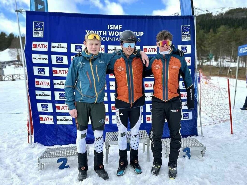 Tre unge menn i skiutstyr.