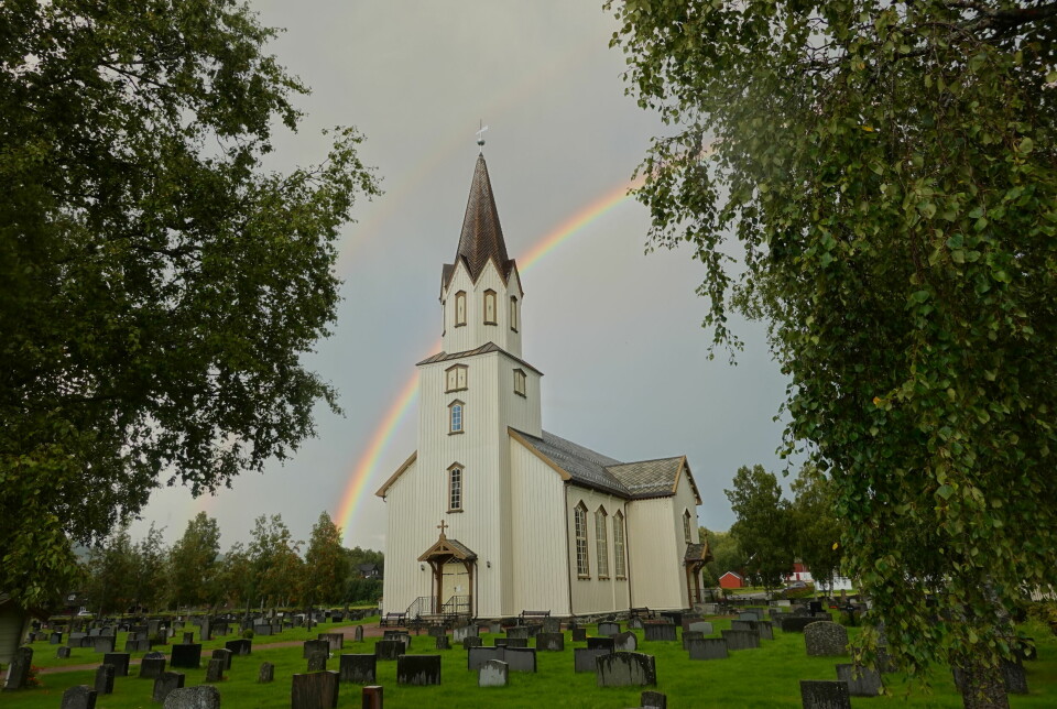 Ei kirke, med en regnbue bak.