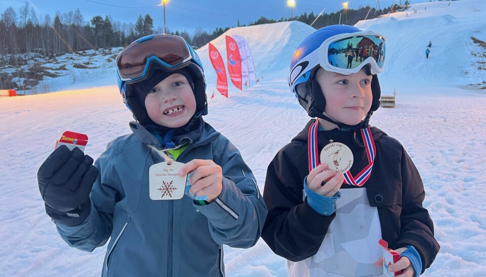 to gutter med medalje og slalomhjelm