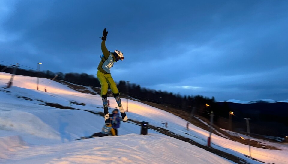 gutt hopper på slalomhopp