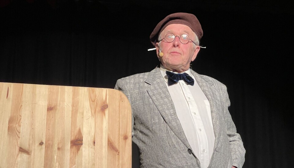 Øyvind Holte som professor, her ved en tidligere anledning. En revyartist på scenen.