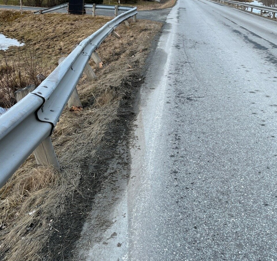 Skader på autovern på Surnadalsvegen - Politiet ber om tips Et autovern med skader etter en påkjørsel.