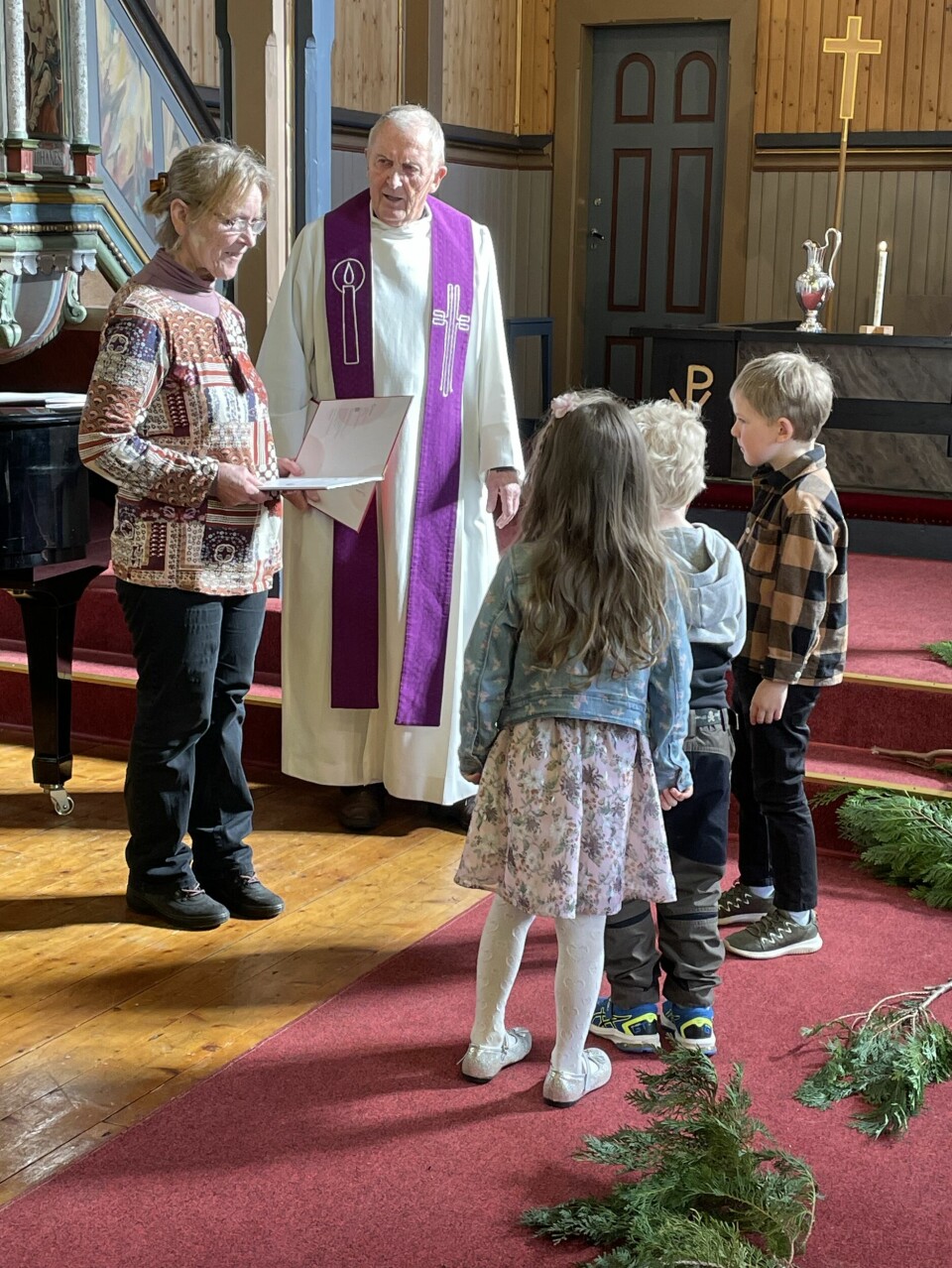 barn og prest i kirke