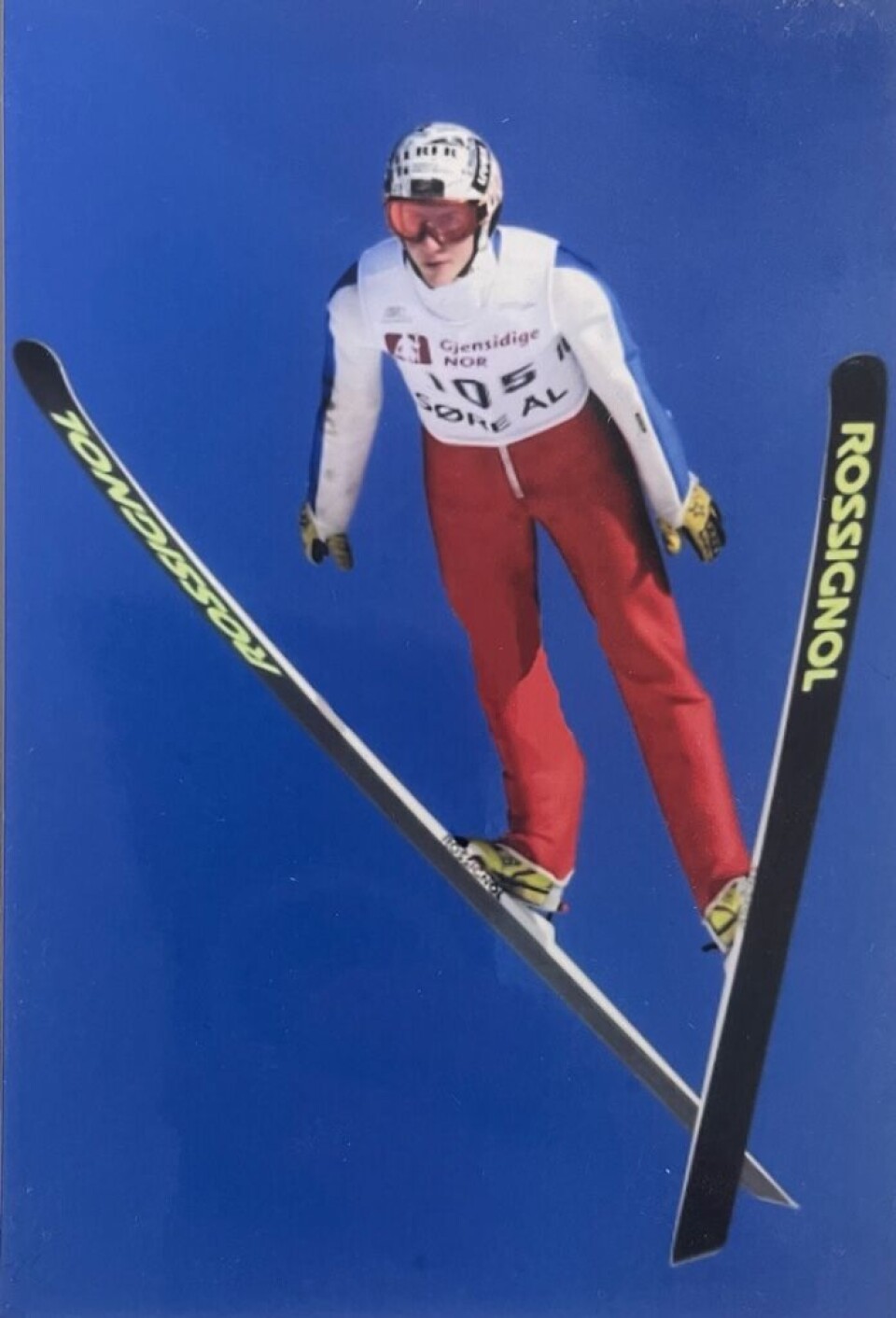 Olav Magne Dønnem i svevet. NM på Lillehammer i 2003. En skihopper i svevet.