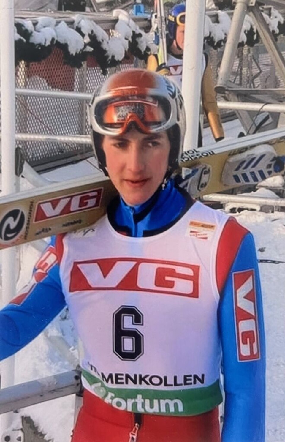 Olav Magne Dønnem i Holmekollrennet i 2005. En skihopper med skiene over skuldra.