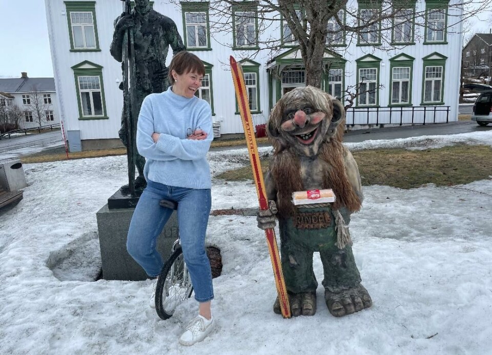 Mildrid Kattem Aune kapp-ler med trollet. Dame på enhjulssykkel og et 'troll' som holder ski