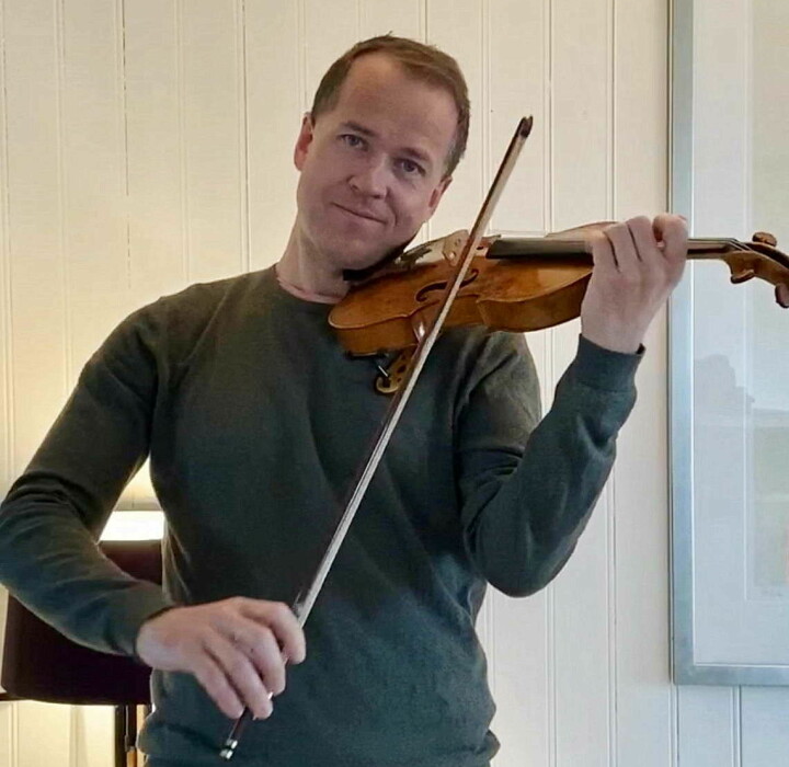 En mann som spiller fiolin.