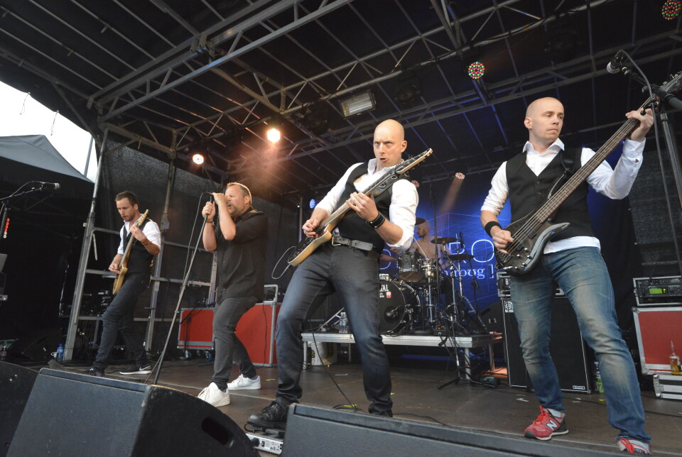Gone Rogue Et rockeband som står på scenen og spiller.