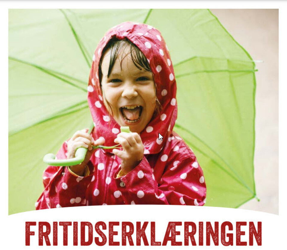Fritidserklæringen. En jente i regnjakke og med paraply ler og under bildet står det 'Fritidserklæringen'