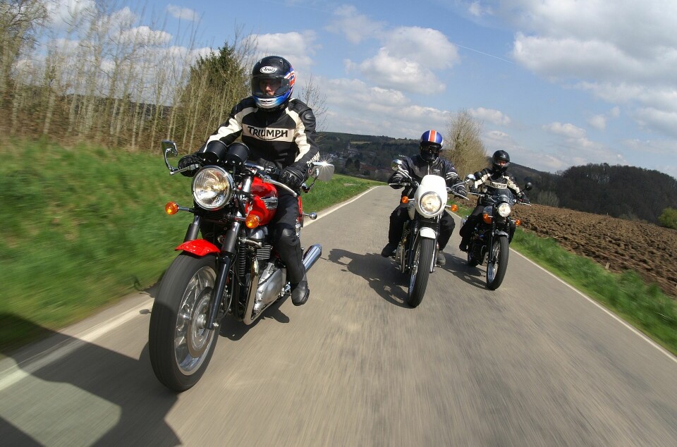 Tre motorsykler på veien.
