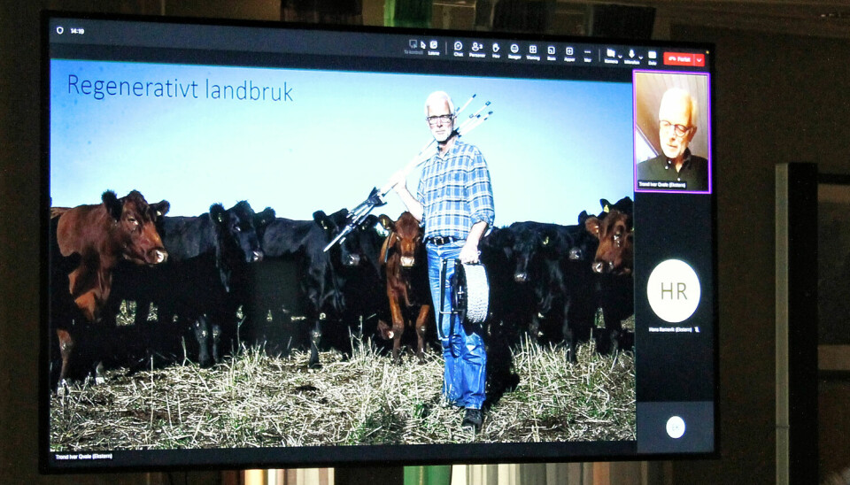 En skjerm som viser en presentasjon. På skjermen står det 'regenerativt landbruk'.
