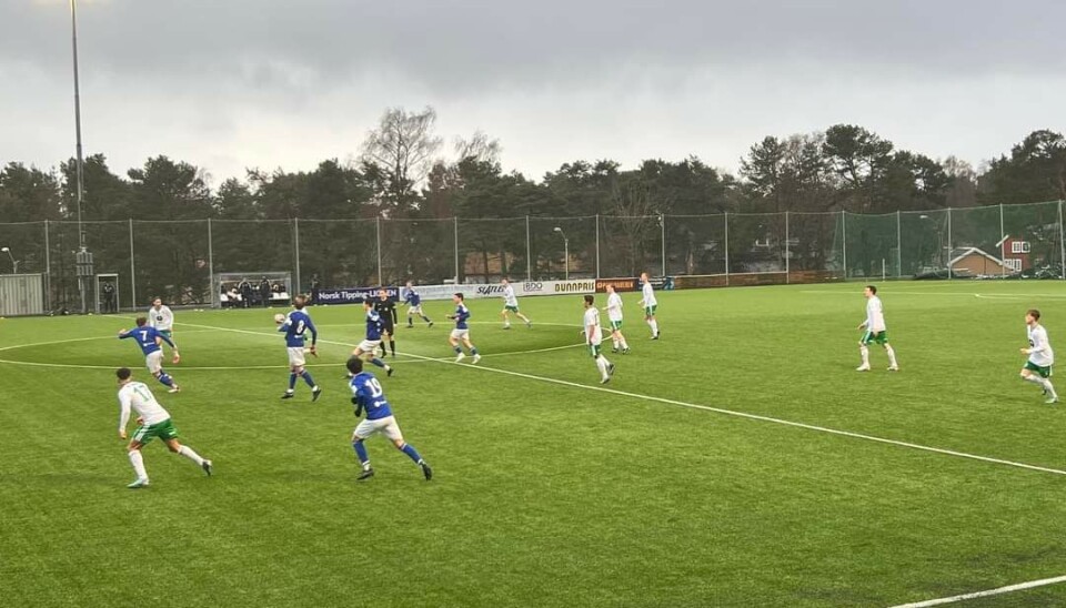 Fotballspillere i blå og hvite drakter